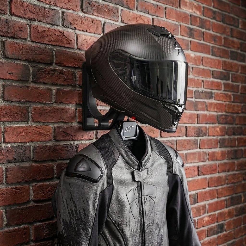 Kask na uchwycie przy ceglanej ścianie